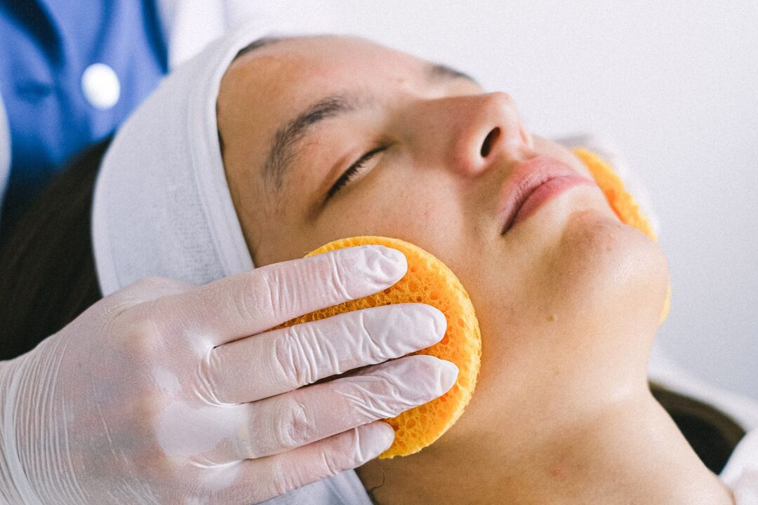 Pulizia profonda della pelle del viso - una procedura necessaria dall'età di 30 anni