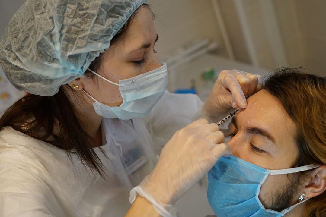 Terapia botulinica - procedura di iniezione per il ringiovanimento della pelle del viso