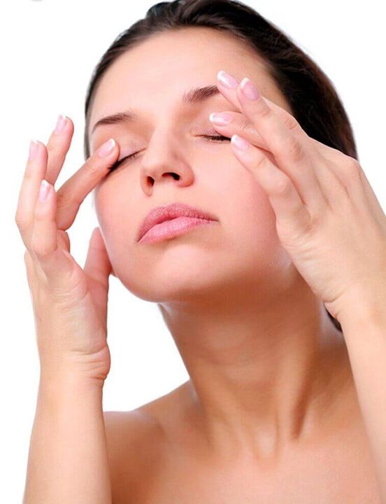 massaggio della pelle intorno agli occhi per il ringiovanimento