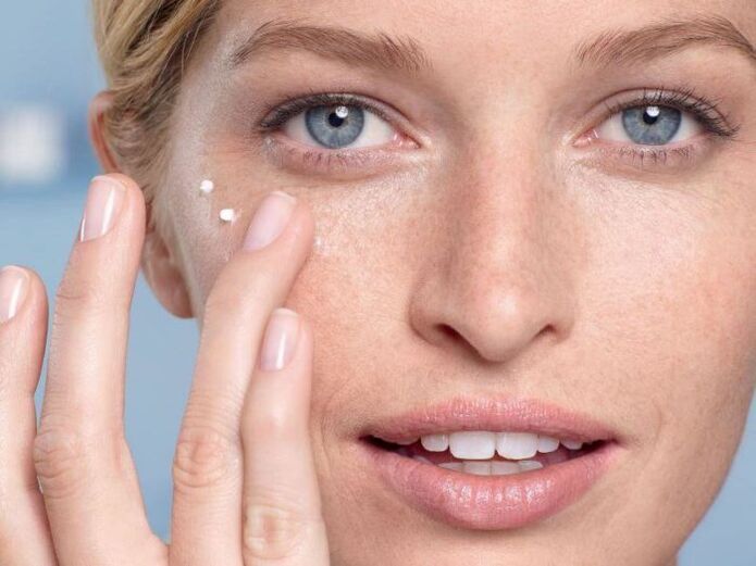 applicare la crema per ringiovanire la pelle intorno agli occhi