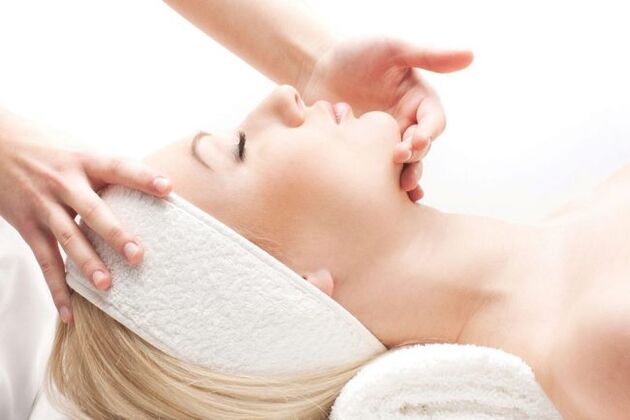 Il massaggio è un metodo efficace per il ringiovanimento della pelle del viso