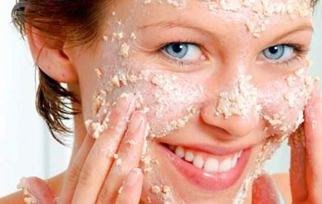 L'applicazione di una maschera di farina d'avena renderà la tua pelle liscia e uniforme. 