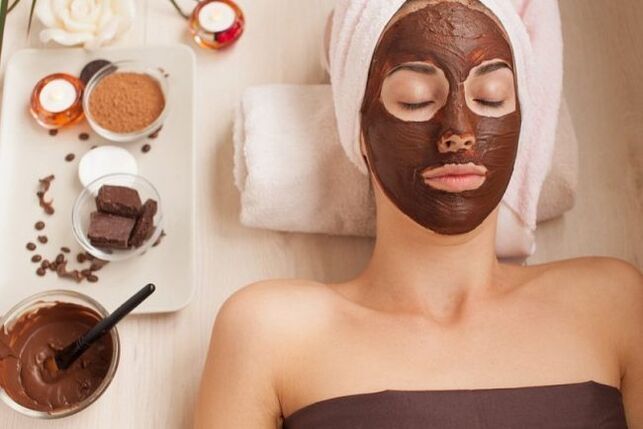 Maschera viso al cioccolato fondente per una pelle morbida e vellutata