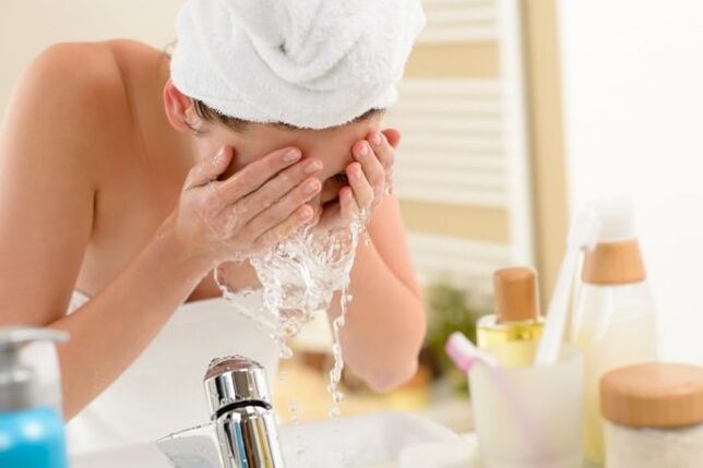 Per lavare il viso, dovresti usare schiume e gel speciali. 