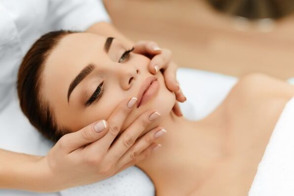 Il ringiovanimento del viso al plasma può essere combinato con il massaggio dopo che la pelle è guarita