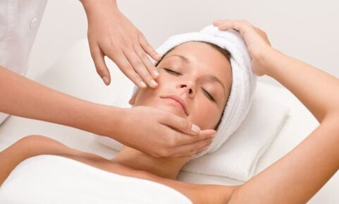 Il massaggio scultoreo del viso fornirà alla pelle il necessario effetto lifting