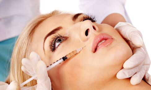 Le procedure di iniezione aiutano a ringiovanire e migliorare il tono della pelle